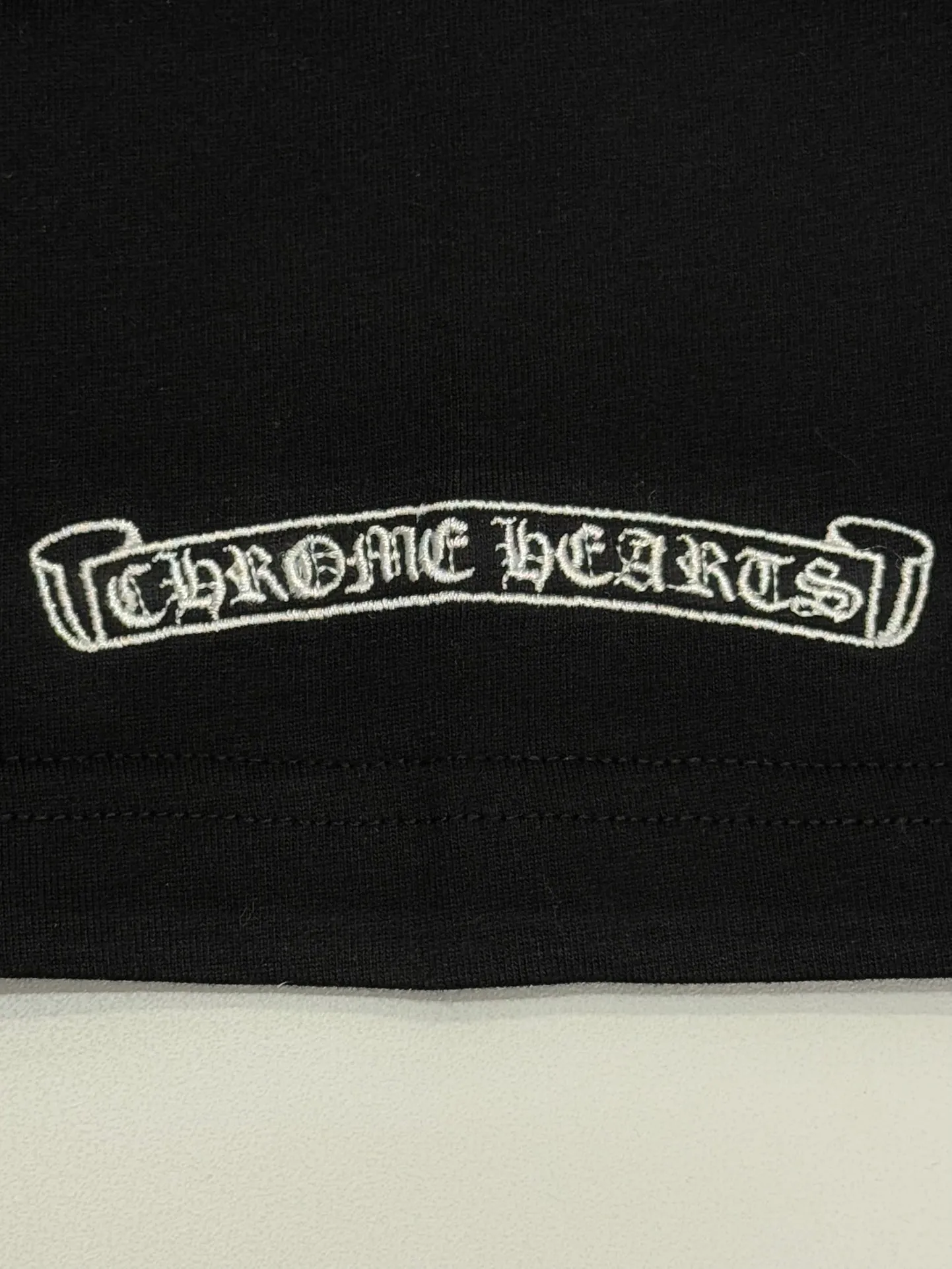 🅿️190 [High quality] Chrome hearts Chrome hearts 2025 new first release latest short-sleeved round neck T-shirt, high-end customization, avant-garde and fashionable design! The brand logo is applied to the front and back cuffs using 100,000 needle embroidery techniques. High-end customized 280g fabric. Soft to the touch. Comfortable to wear. Exquisite stitching. Fine workmanship. The upper body effect is incomparably handsome! Same style for men and women, color: white, black size: S to xL